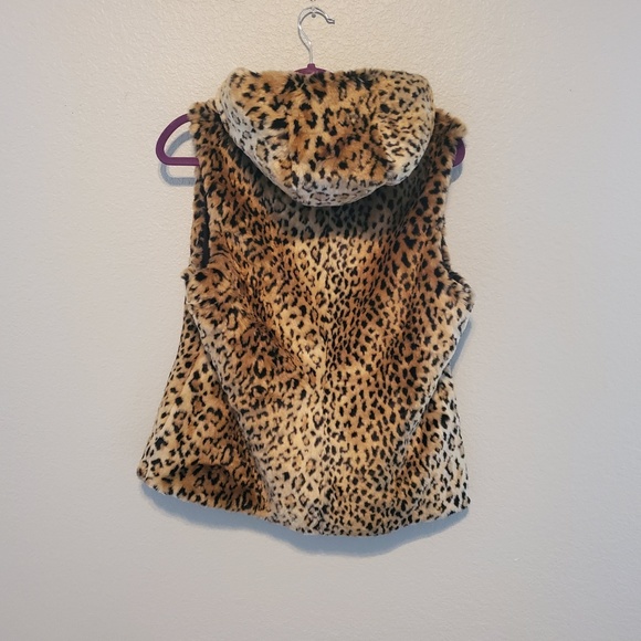 Faux Fur Leopard or cheetah Print Reversable Vest - Picture 2 of 5